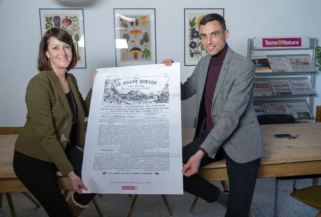 Photo des deux dirigeants de Terre&Nature, tous deux souriants, tenant ensemble un grand journal intitulé "Le Sillon Romand".