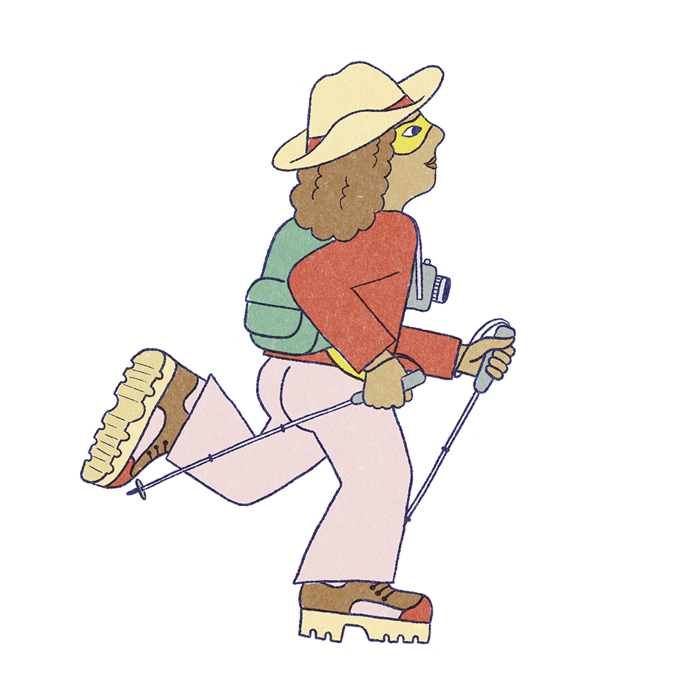 Illustration d'une randonneuse portant un chapeau, un sac à dos vert menthe, un haut rouge et des pantalons roses, marchant rapidement vers la droite, tenant des bâtons de randonnée. Elle a une paire de lunettes de soleil jaunes sur la tête et un appareil photo autour du cou.